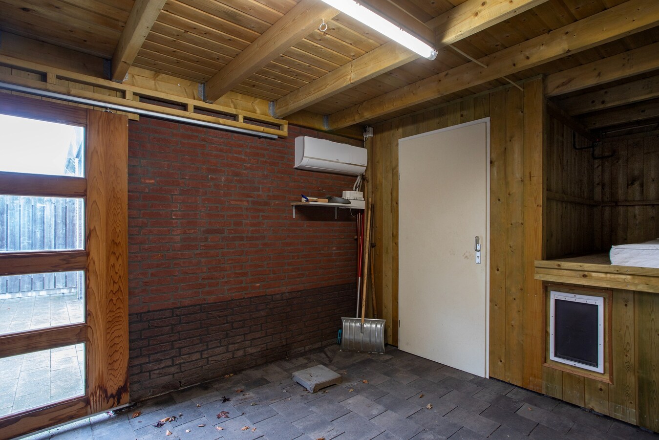 Moderne hoekwoning uit 2016 gelegen in een jonge en kindvriendelijke woonwijk in Lage Mierde. 