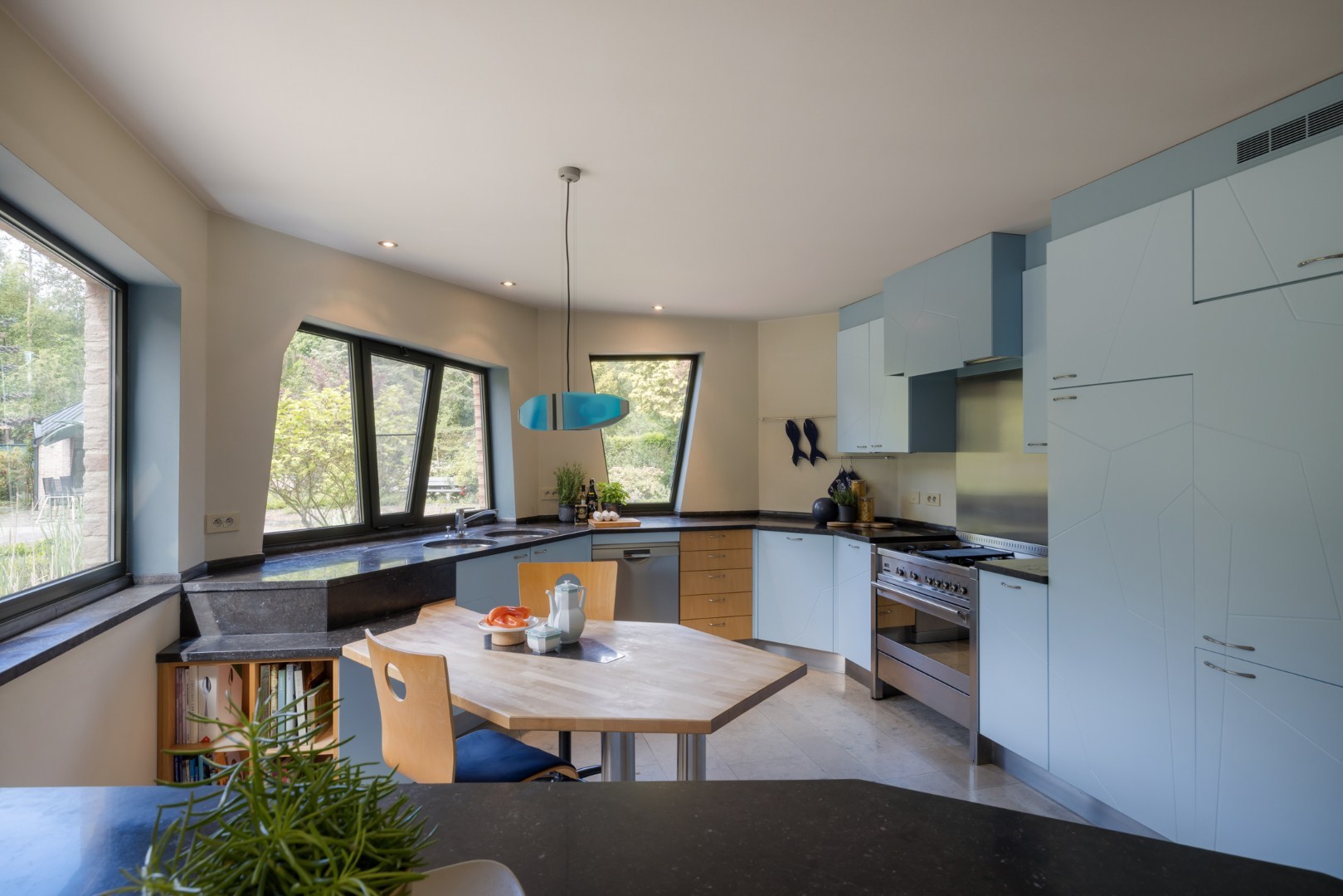 Een uitzonderlijke villa waar architectuur, natuur en kunst in perfecte harmonie samenkomen 
