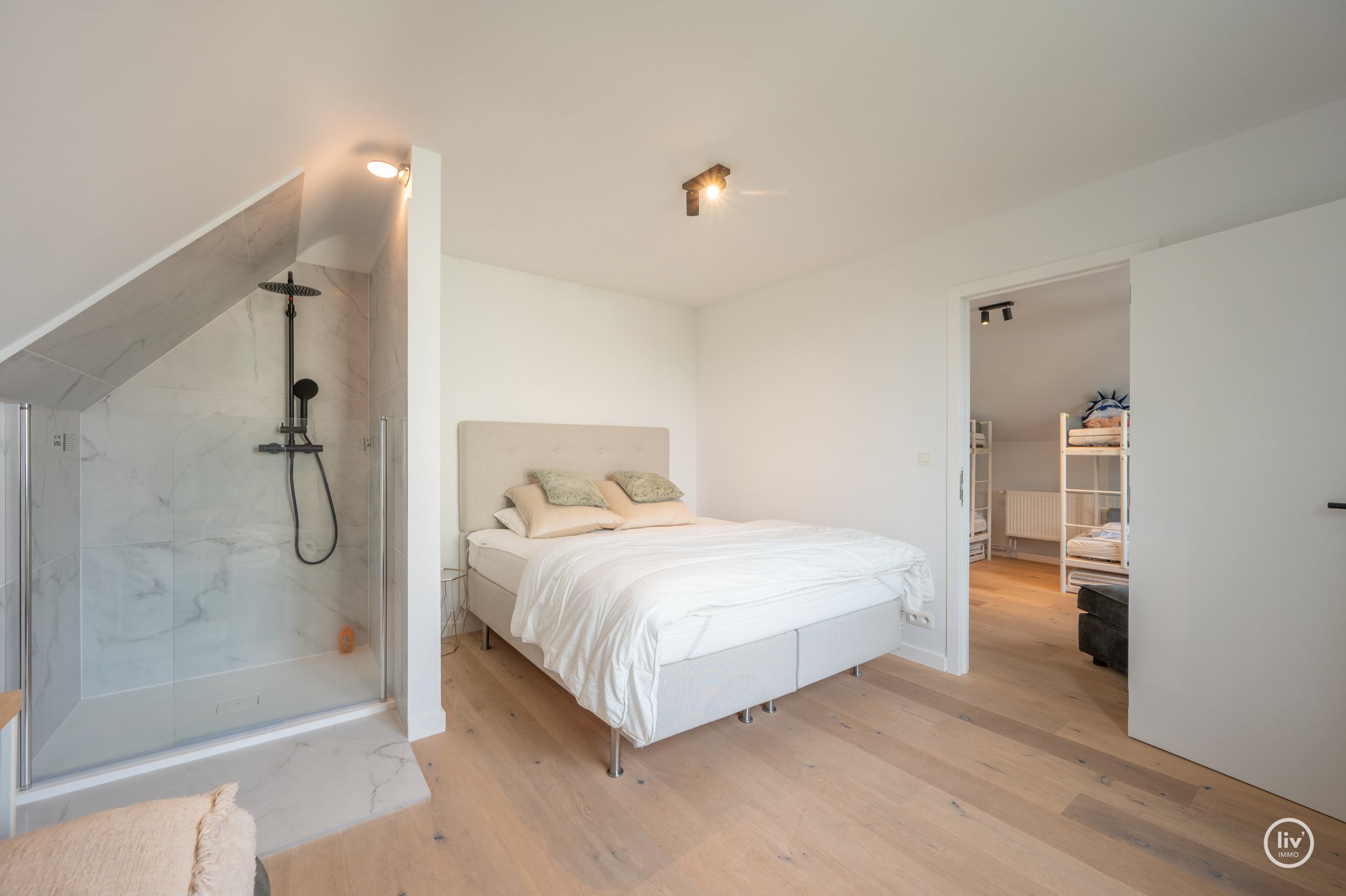 Magnifique villa rénovée avec toit de chaume, bien située près de Duinenwater à Knokke. 