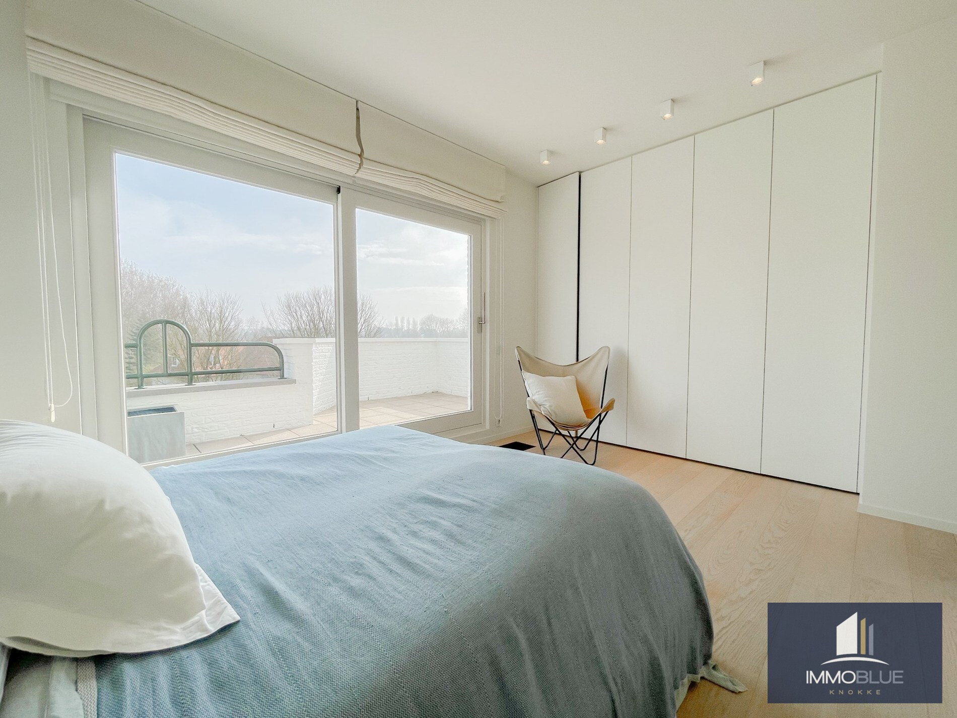 Subliem hoekappartement met ruime terrassen gelegen in het prestigieuze domein Tennis Garden. 