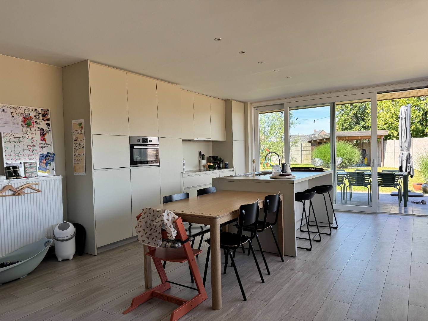 Gerenoveerde halfopen woning met 3 slaapkamers, tuin en carport 
