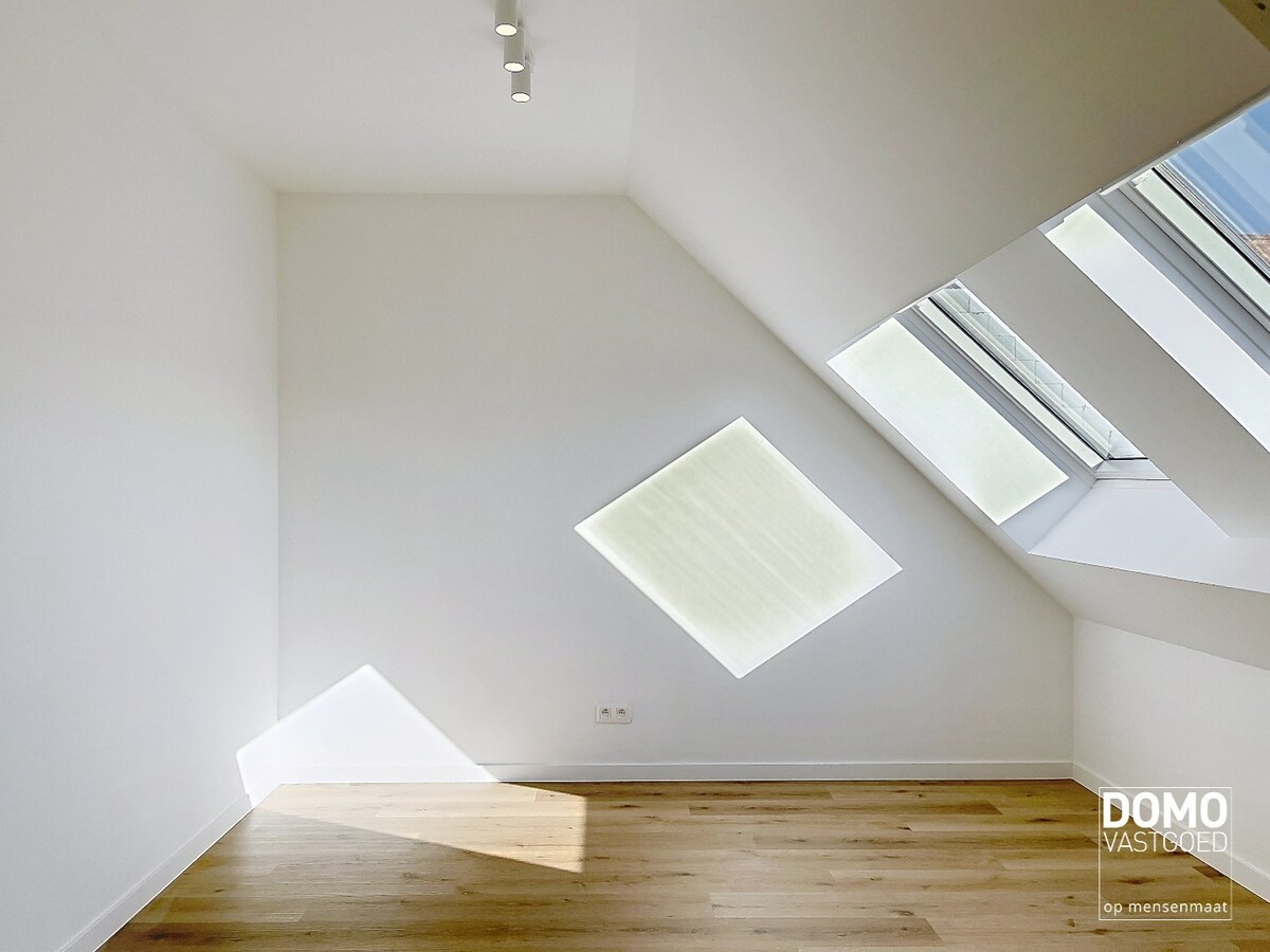 Instapklare totaalrenovatie met luxueuze afwerking, 4 slaapkamers en zuidgerichte tuin 