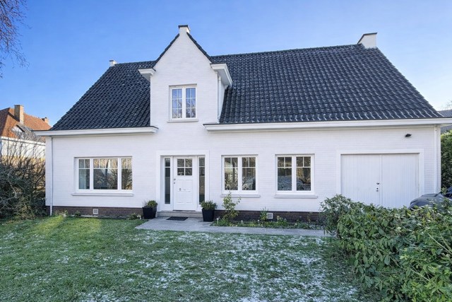 Statige villa met 4 slaapkamers en bureau 