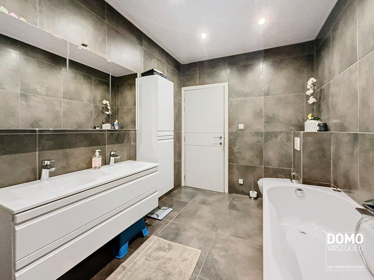 Ruime open bebouwing met tuin en inpandige garage gelegen te Spalbeek. 