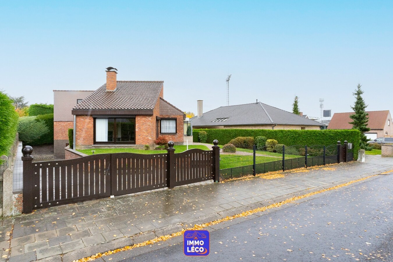 Villa d'architecte érigée sur 712m² avec jardin, double garage, parking privatif, dans un clos prisé ! 