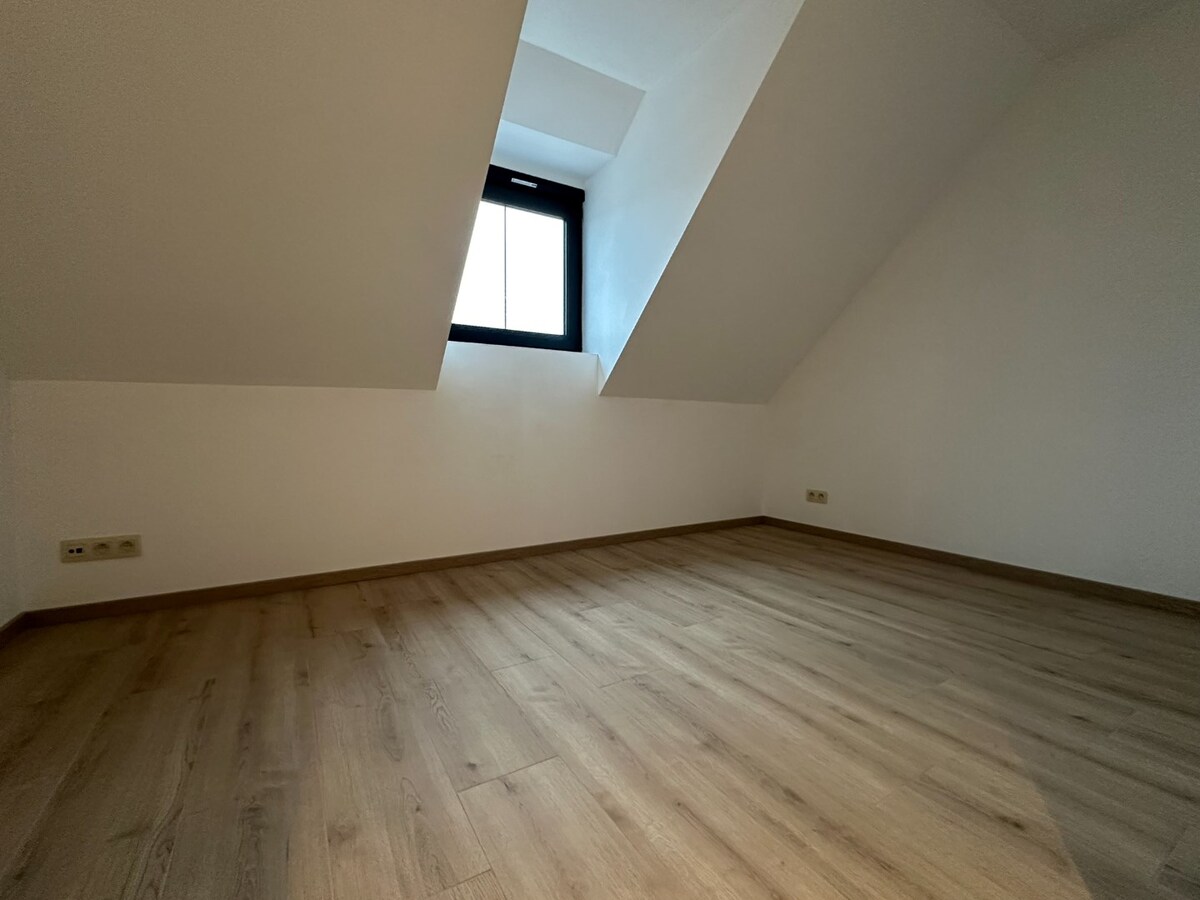 Prachtig, volledig gerenoveerd duplex appartement met 3 slaapkamers 