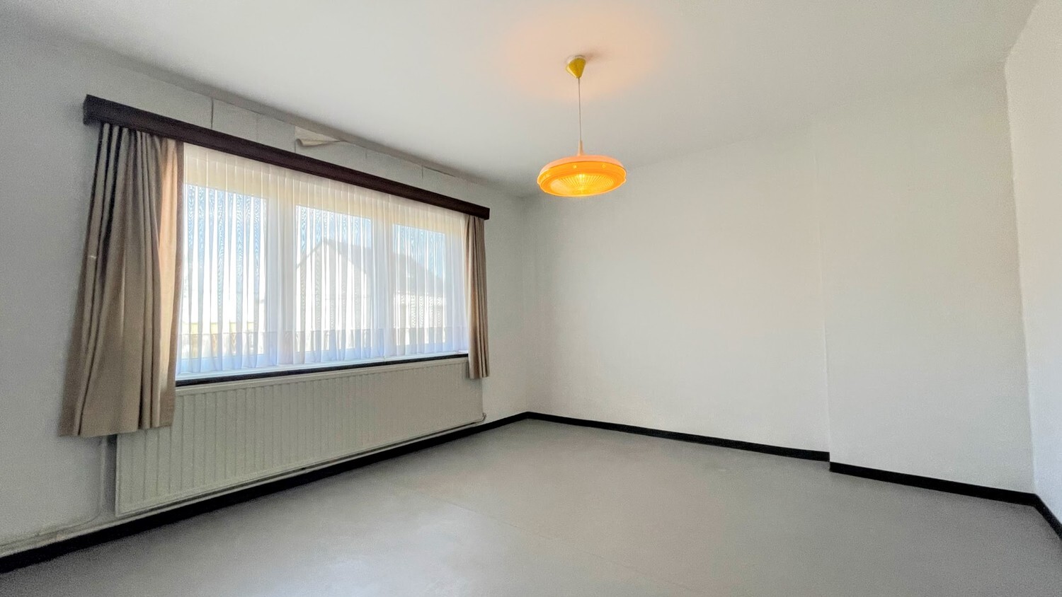 Ruime, te renoveren gezinswoning op zuidgericht perceel van 739 m² 