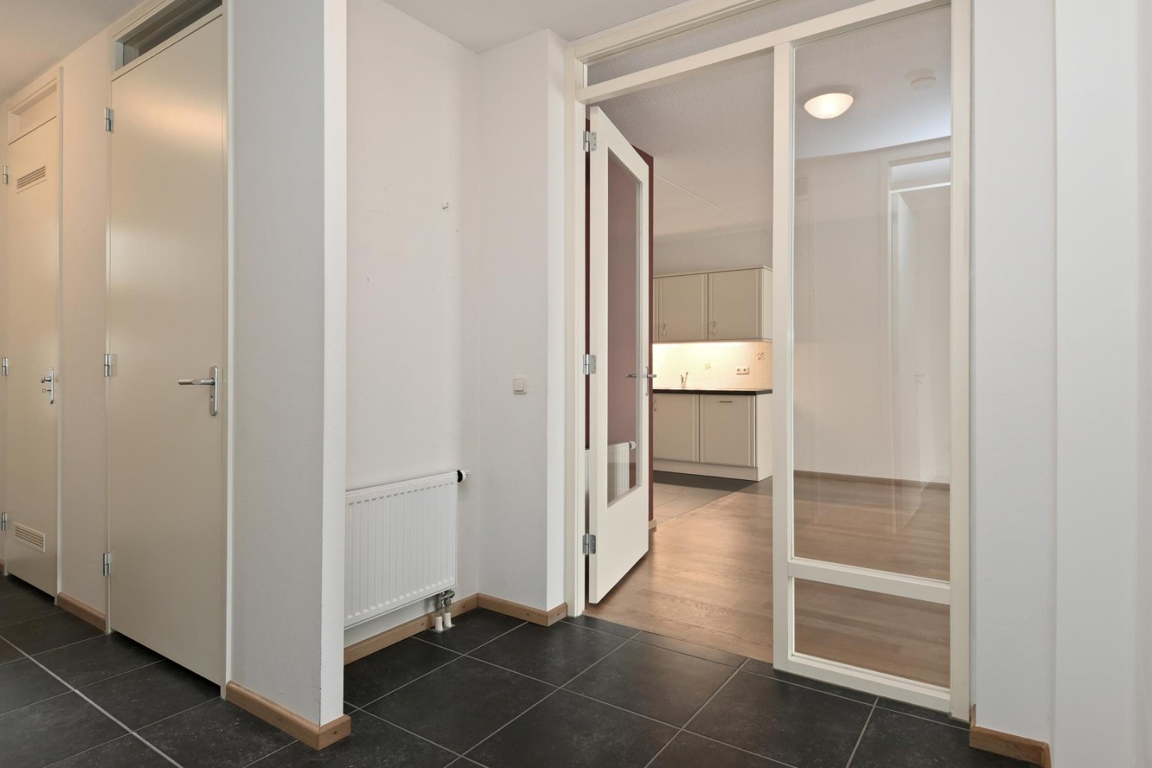 Goed onderhouden appartement op de begane grond met twee slaapkamers, terras, aparte berging en eigen parkeerplaats gelegen nabij het centrum van Kessel. 
