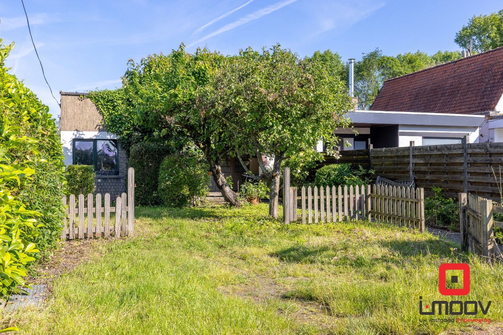 Héél charmant renovatieproject op idyllische ligging aan het water 