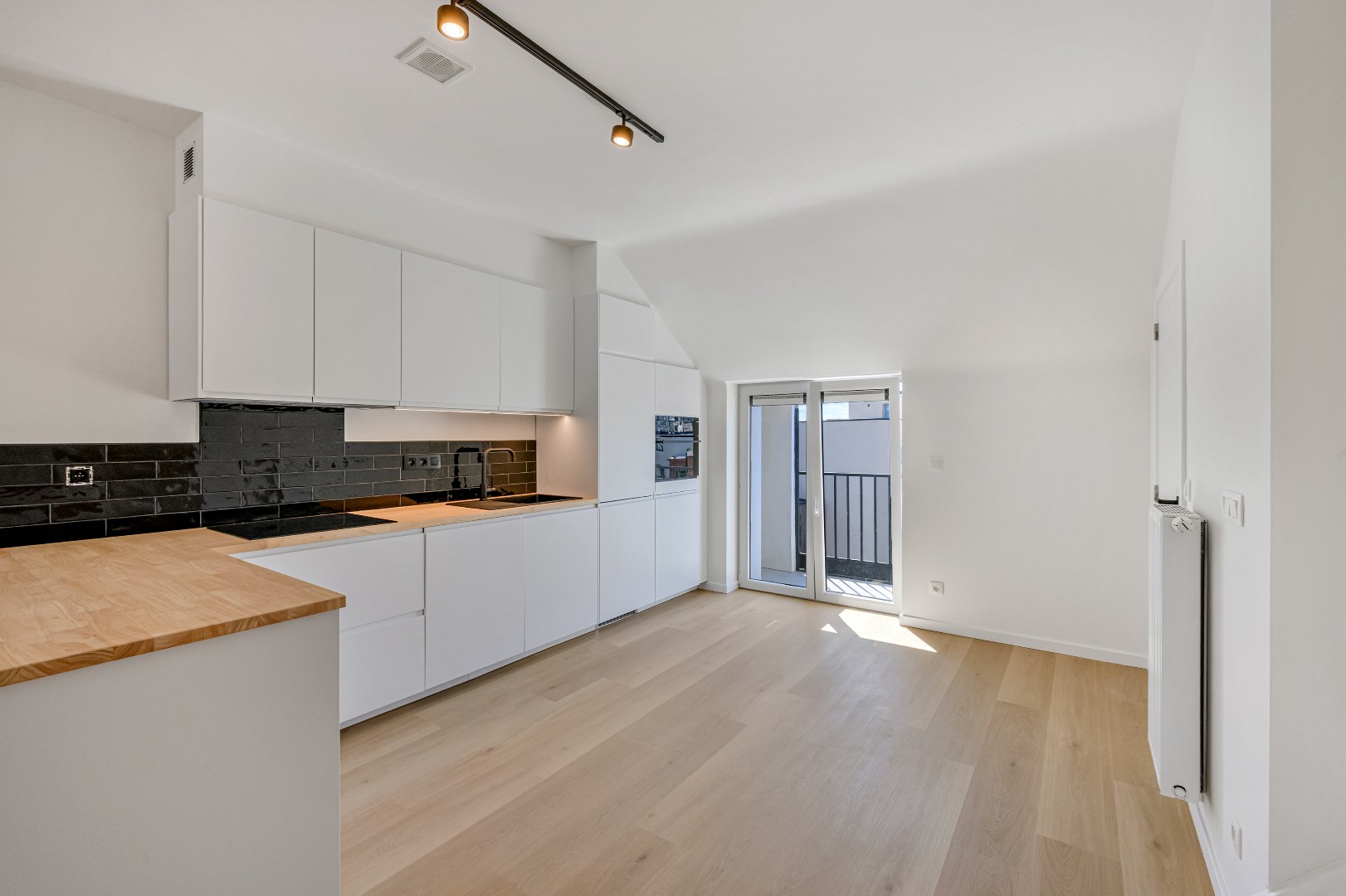 VERHUURD Stijlvol wonen in een  gerenoveerd appartement nabij Station Gent-Sint-Pieters 