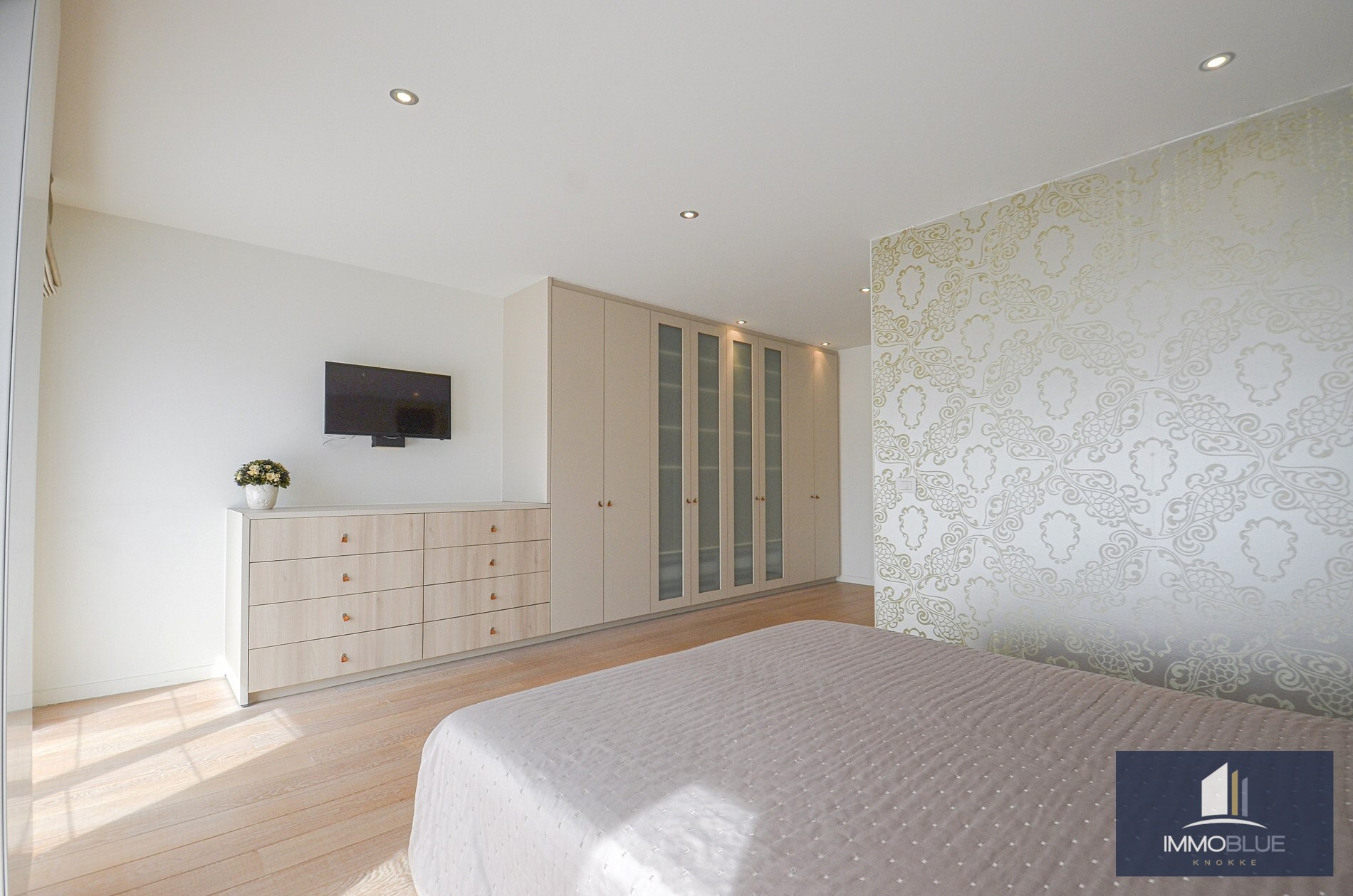 Topaanbieding – Uitzonderlijk ruim appartement gelegen in een stijlvolle residentie. 