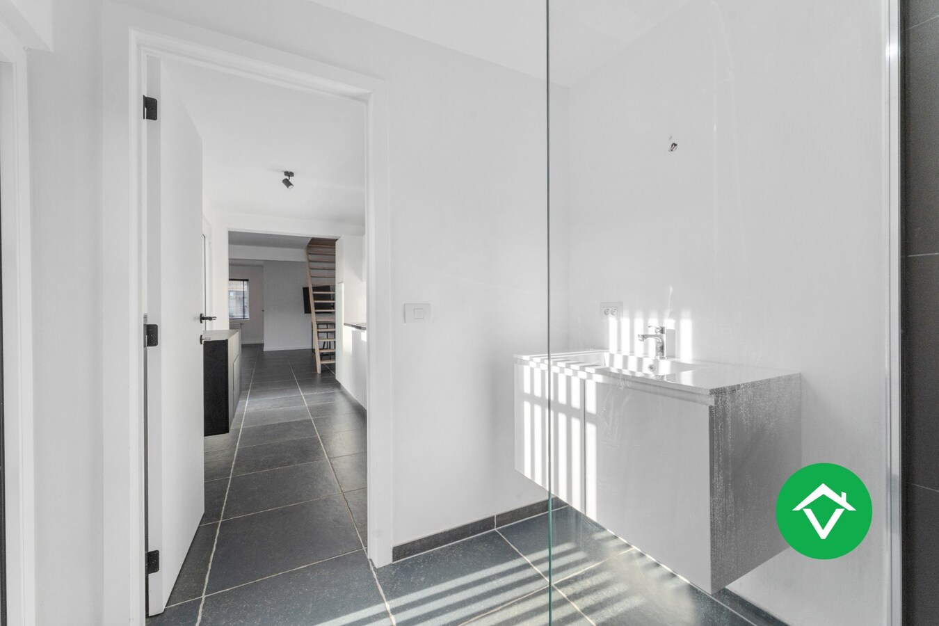 Volledig vernieuwde woning met 3 slaapkamers en bijgebouw in centrum Koekelare 