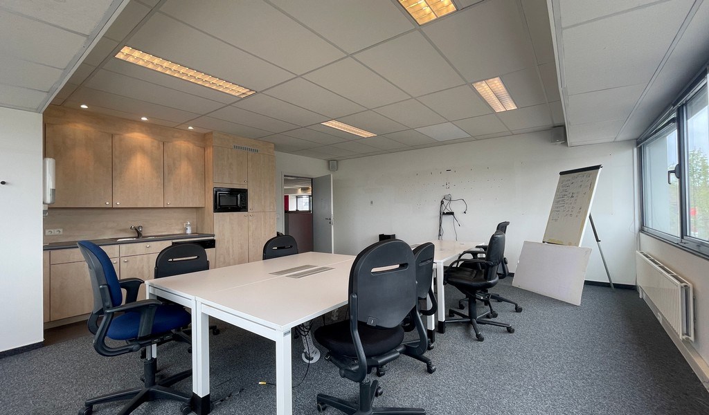 Ingedeelde kantoorruimte te huur in Aartselaar