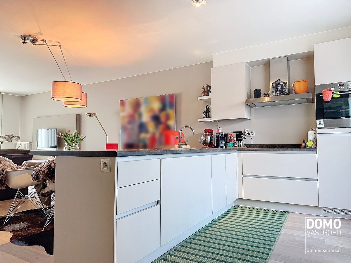 Luxe duplex appartement met inpandig terras, lift en garagebox, gelegen in het centrum van Alken - energielabel A. 