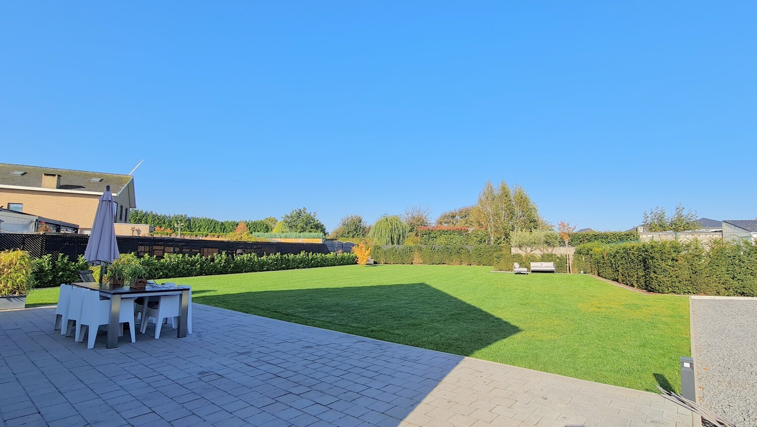 Bungalow met zongerichte tuin op perceel van 1350 m² 