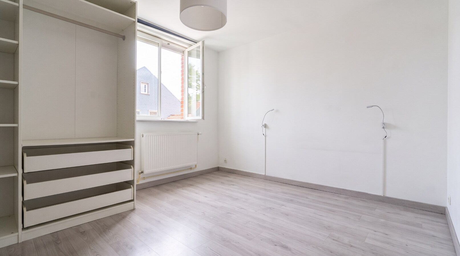 Maison rénovée avec 3 chambres et cour 
