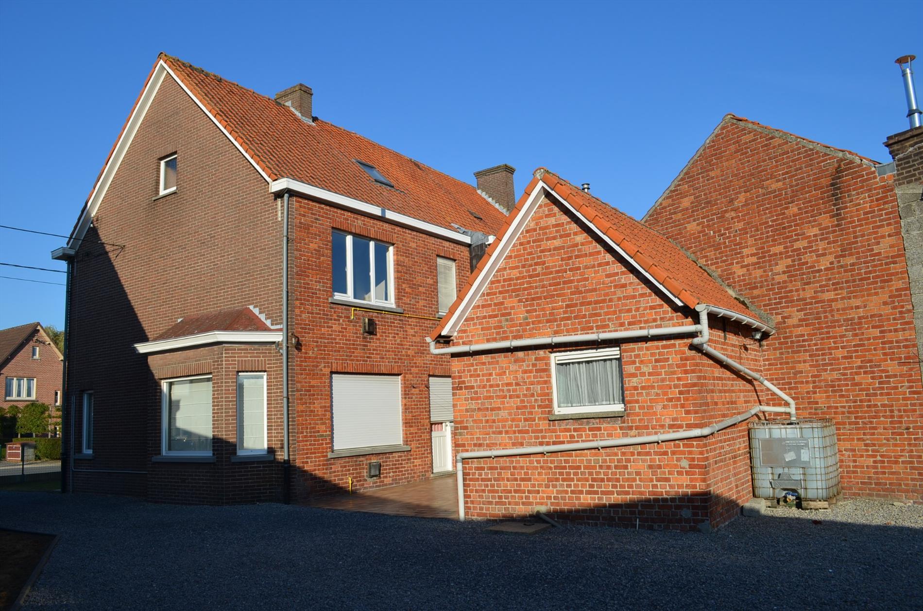 Op te frissen woning op 540m² met 3 slpks, garage en tuin te Adegem 