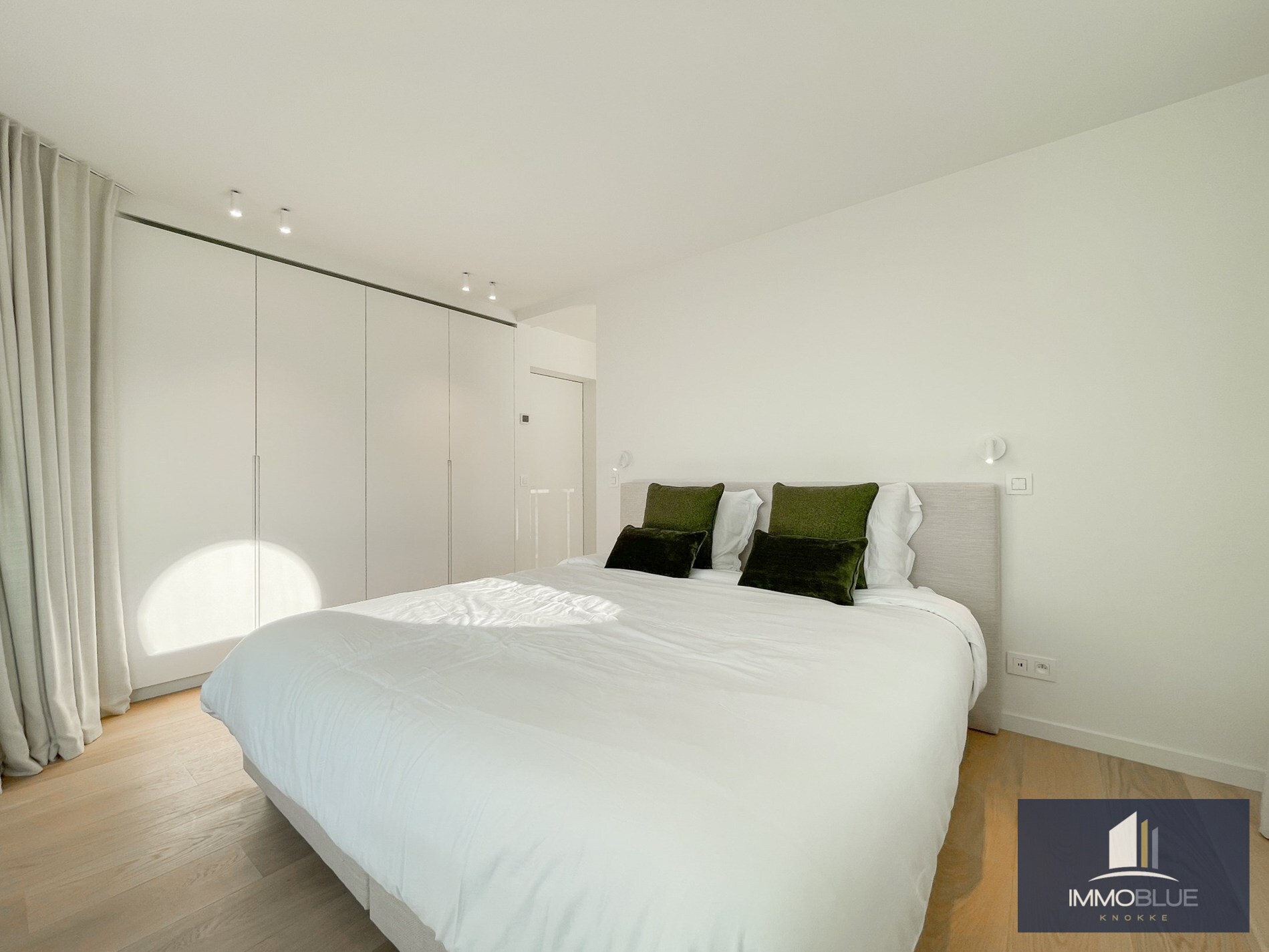 Exclusieve villa: Uitzonderlijk volledig gerenoveerde villa met frontaal zeezicht. 