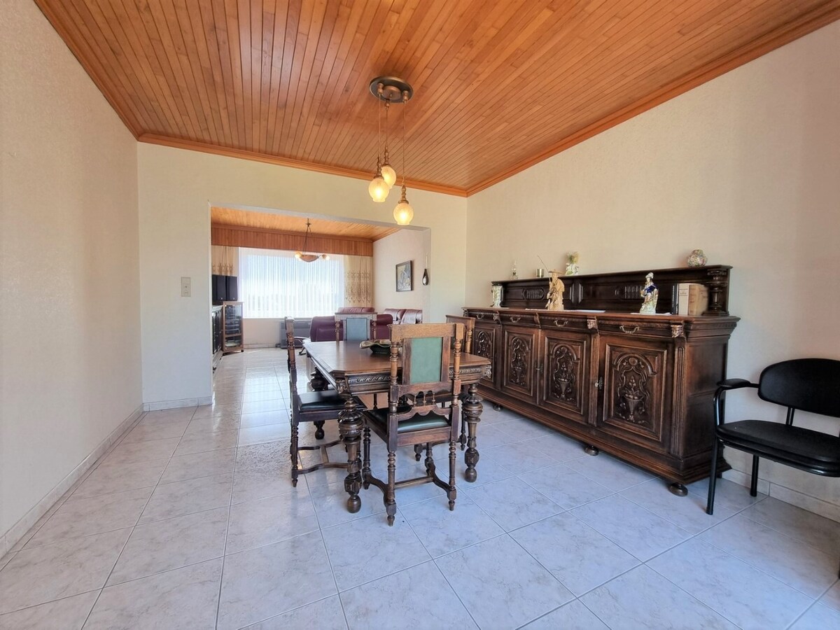 Halfopen woning met oprit, garage en grote tuin te Oudenburg 