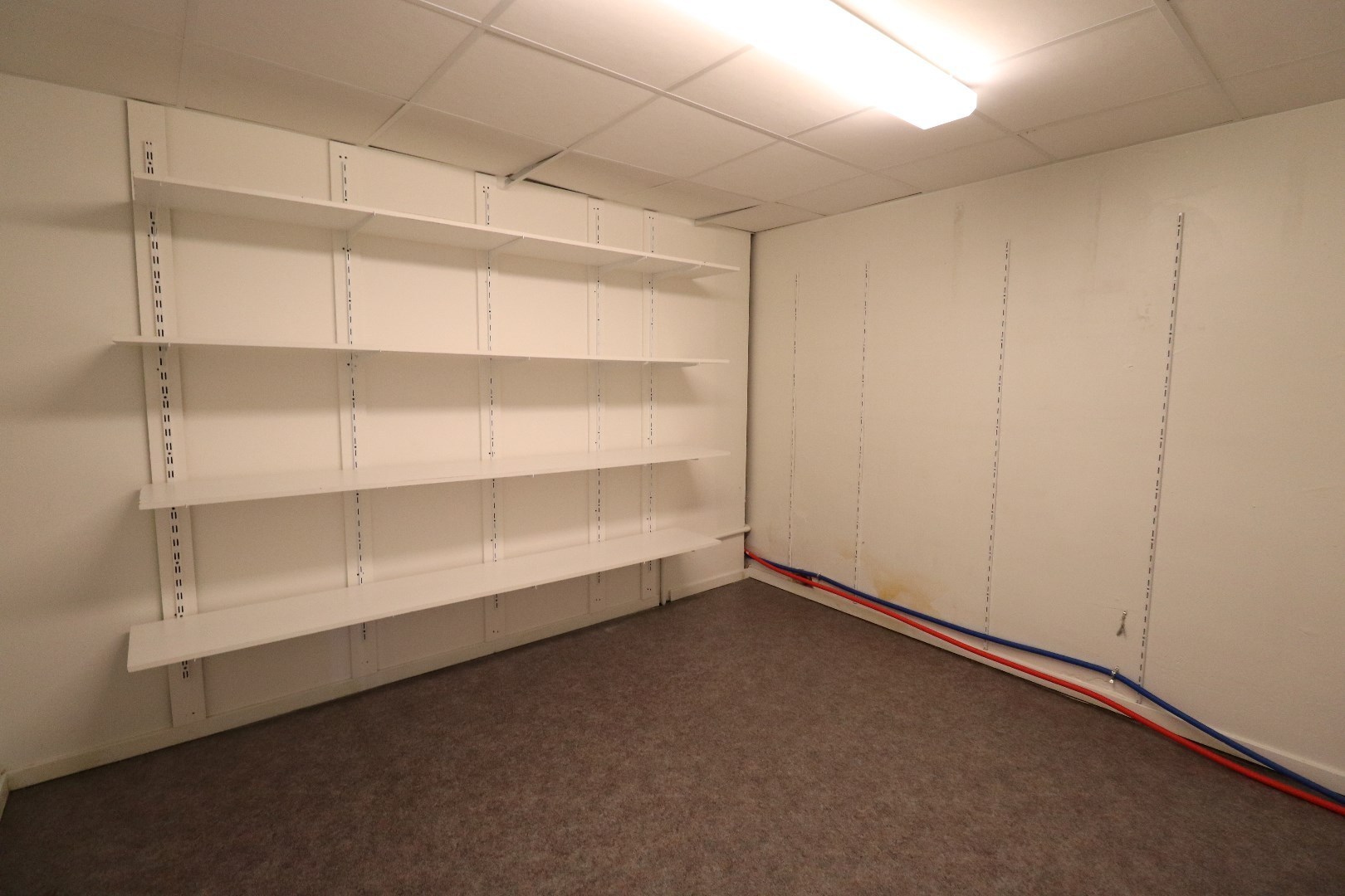 Ruim handelspand (+/- 400m²) te huur gelegen op TOPLOCATIE in Geel! 