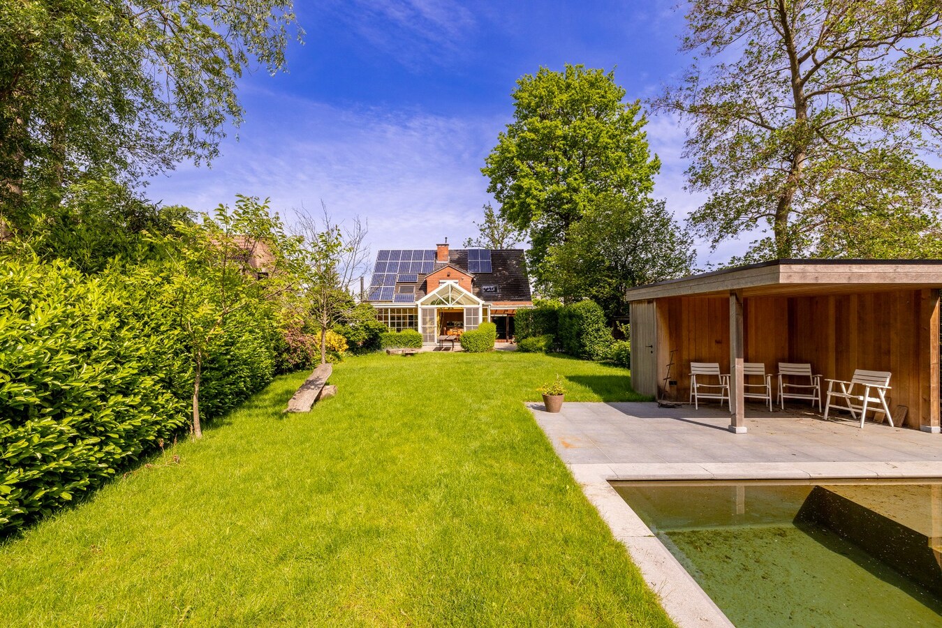 Ruim en charmant landhuis met 4 slpks en prachtige tuin 