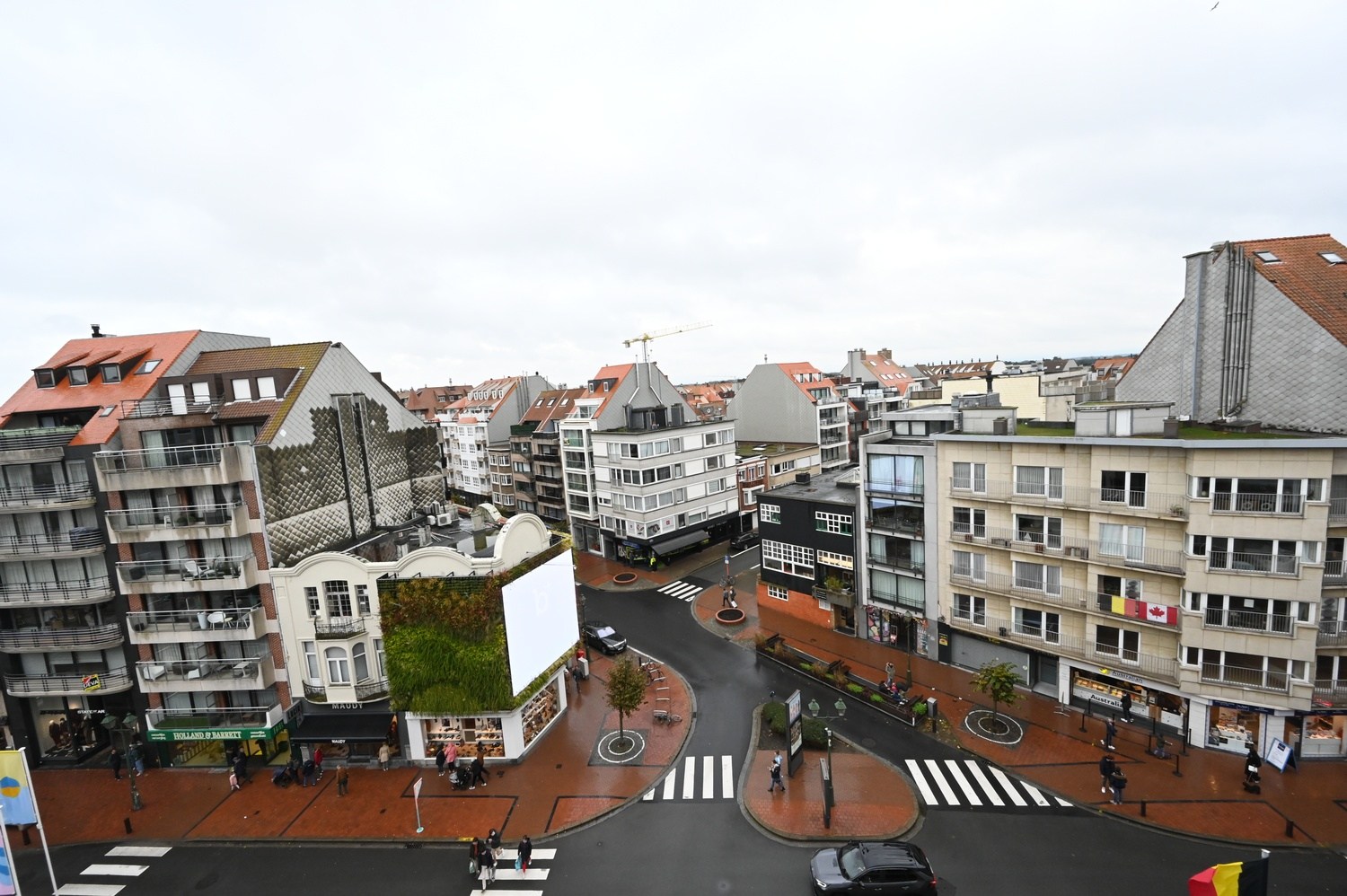 Ongemeubeld - Prachtig en UNIEK duplexappartement met 3 slpk. gelegen in het centrum van Knokke, met een facade van 10 meter en een open zicht op de Dumortierlaan. HUREN OP VENNOOTSCHAP MOGELIJK! 