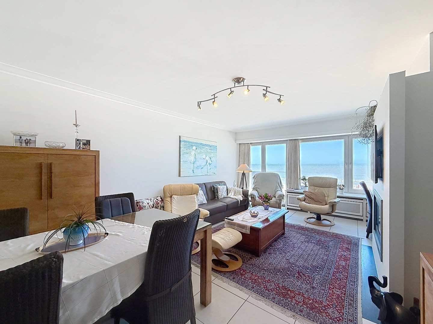 Prêt à emménager, appartement d'une chambre avec vue sur la mer. 