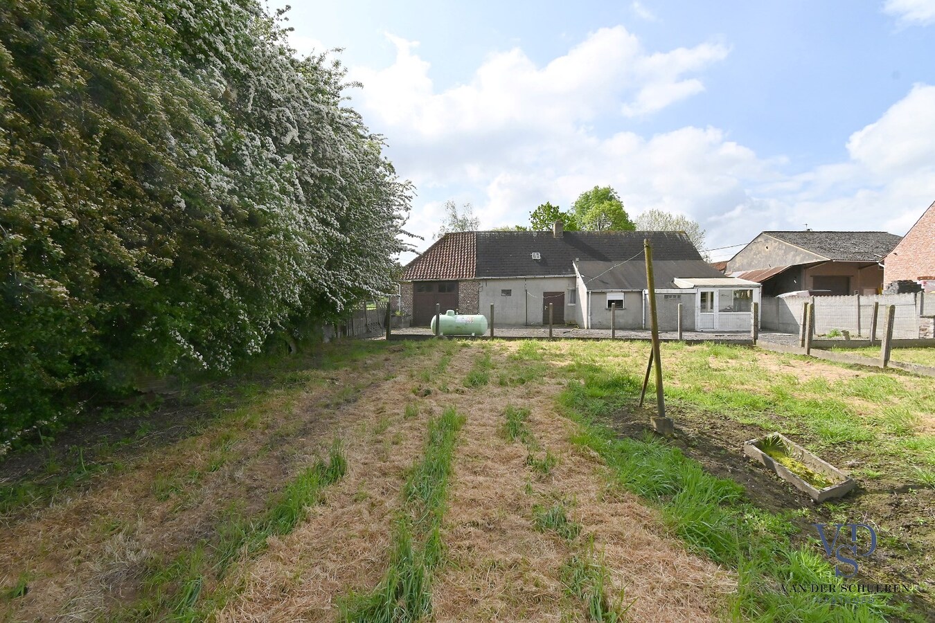 Exceptioneel gelegen eigendom met mogelijkheden. 