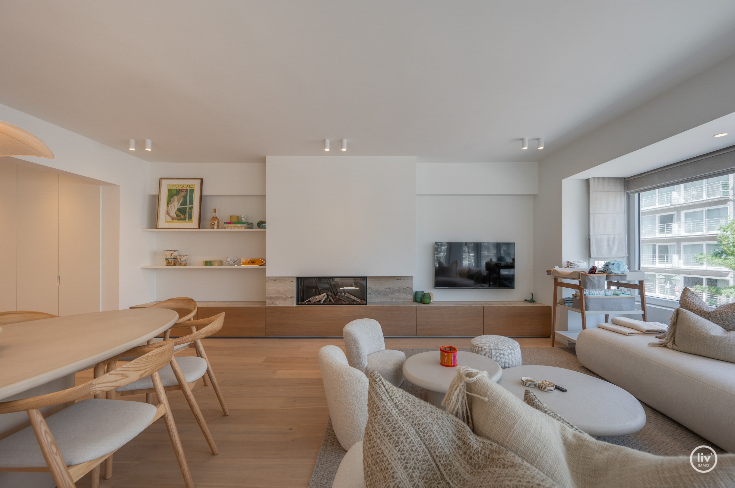 Prachtig, ruim (131 m2) HOEKappartement, volledig gerenoveerd centraal gelegen op de Lippenslaan vlakbij de zeedijk te Knokke. 