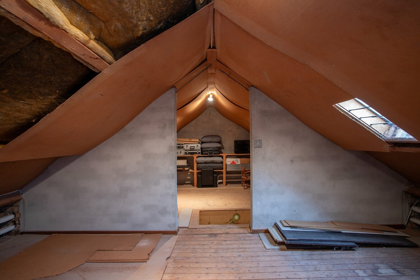 Vrijstaande, goed onderhouden woning met inpandige garage en multifunctionele ruimte, gelegen op een perceel van 312 m2. 