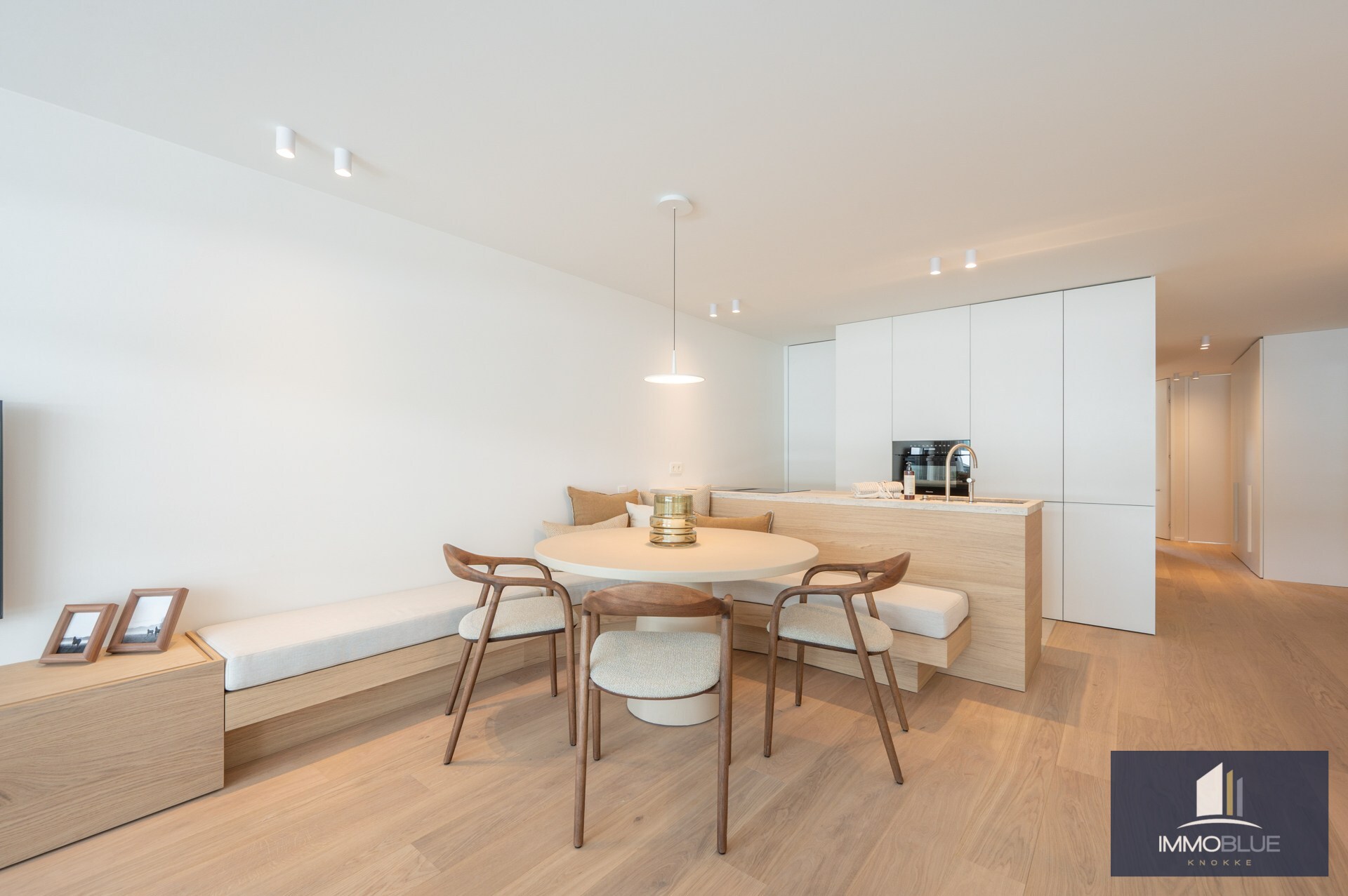 Stijlvol volledig gerenoveerd drie-slaapkamer appartement op toplocatie nabij het Lichttorenplein. 