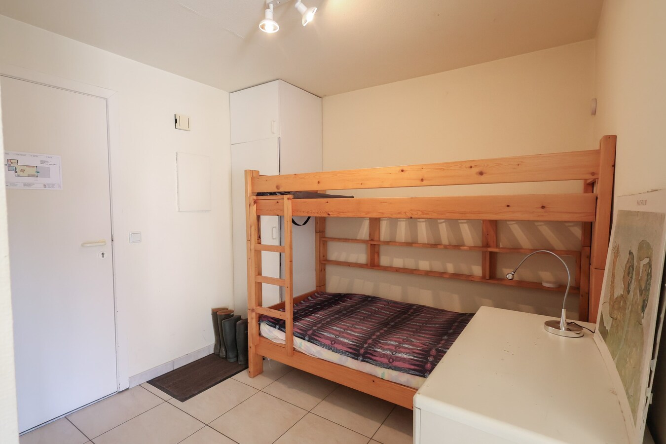 Gelijkvloerse studio met slaaphoek én zonovergoten terras op enkele meters van de zee! 