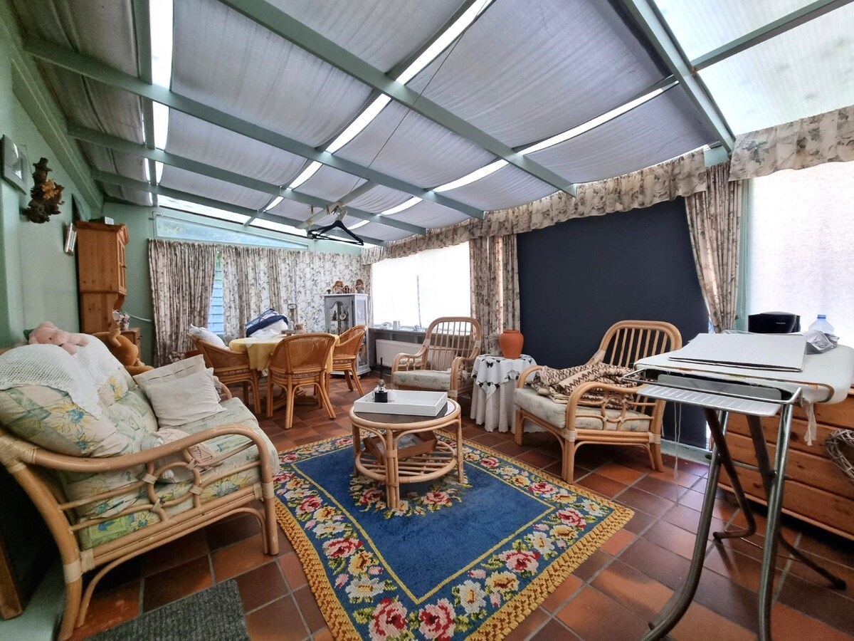 Zeer rustig gelegen, te renoveren halfopen woning met mooie tuin - Heist 