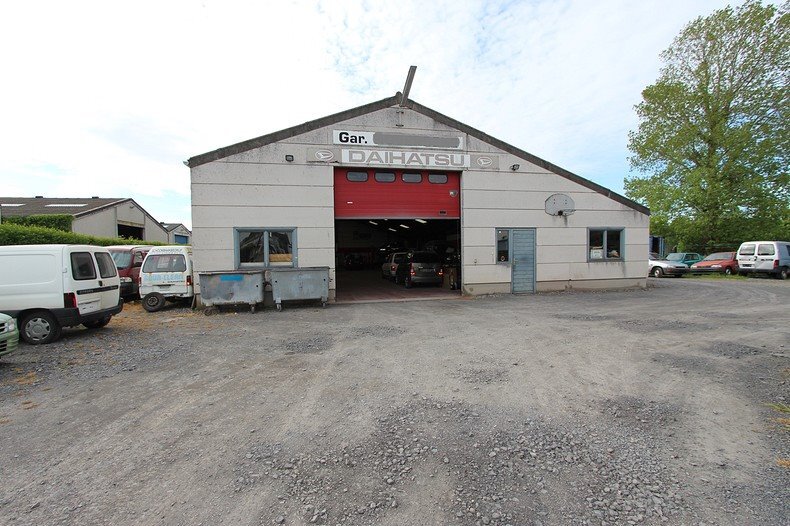 Bedrijfsgebouw met woonst te Eernegem 