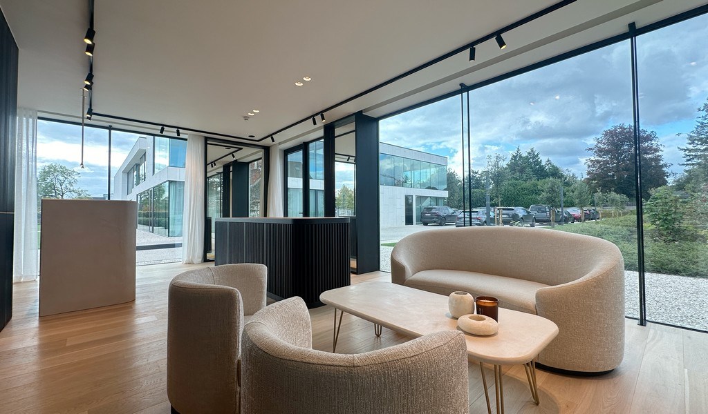 Stijlvol handelspand te huur langs Kortrijksesteenweg in Sint-Martens-Latem