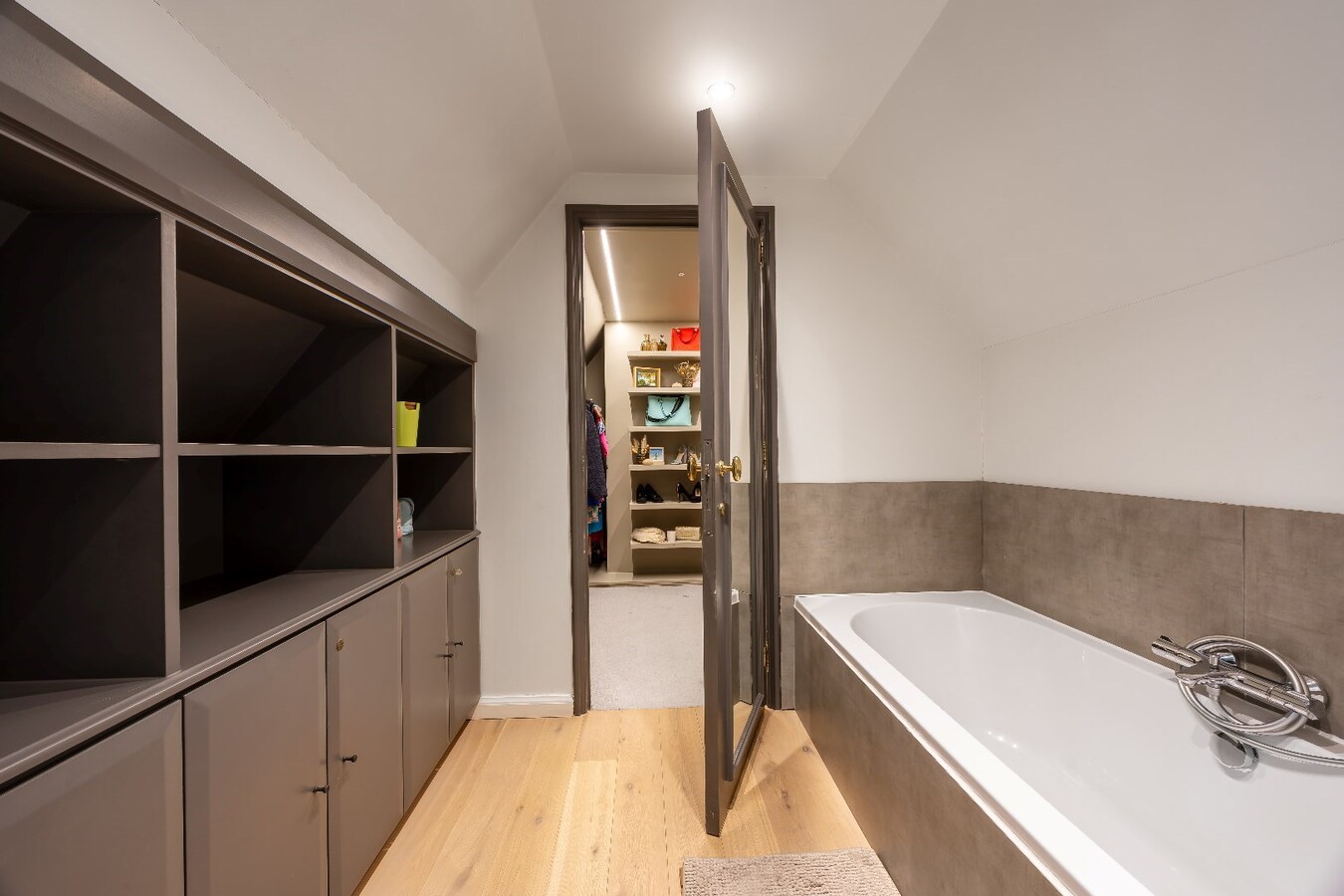 Sels villa met 4 slaapkamers, dubbele carport en garage, Zuid-West tuin op een perceel van 1.991 m² te Schilde - 's-Gravenwezel, 