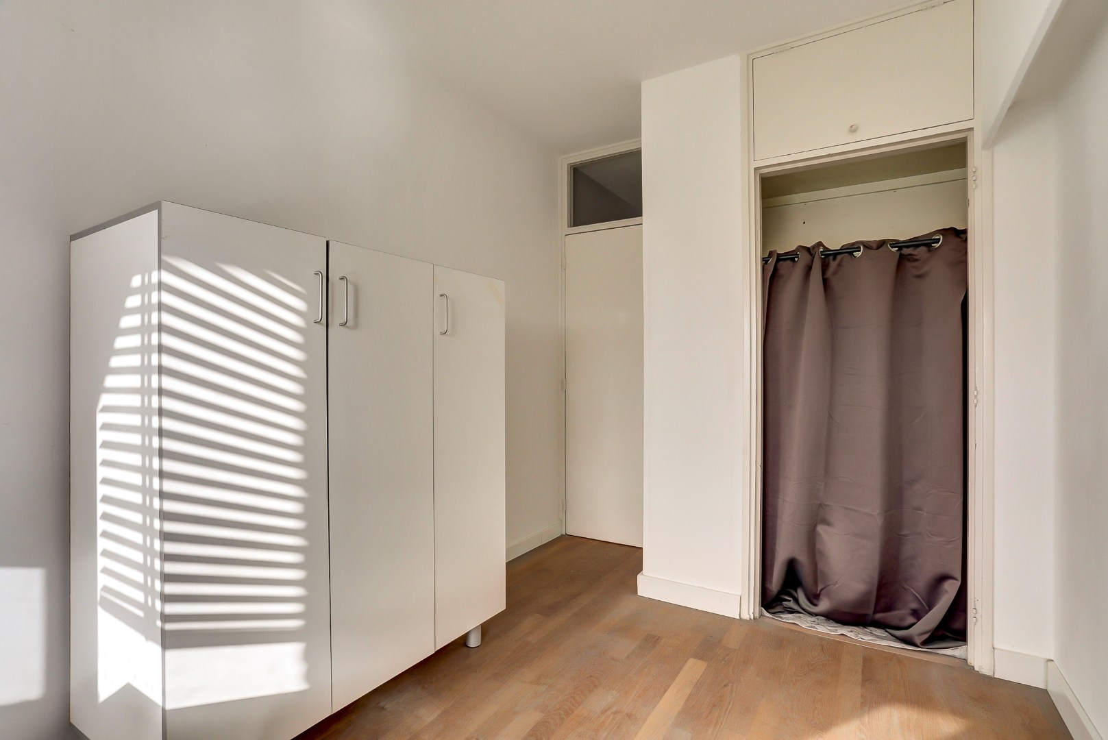 4-kamer appartement op de 6e verdieping met keurige keuken en badkamer, 2 balkons, berging in de onderbouw en gelegen op eigen grond! 