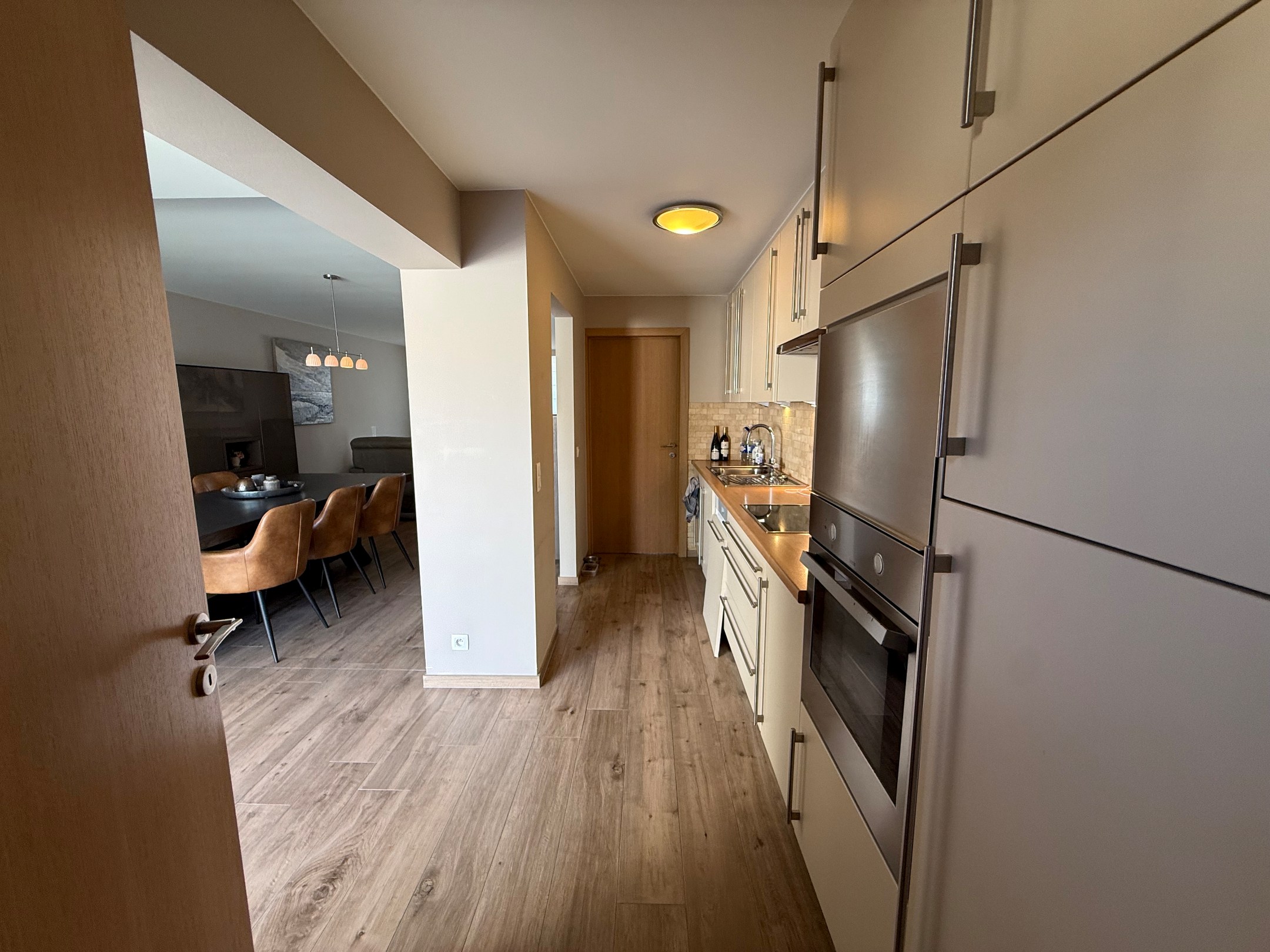 Non meublé - Maison bien entretenue avec trois chambres située dans le vieux Knokke, à distance de marche du centre commercial de Knokke et du Zoute. 