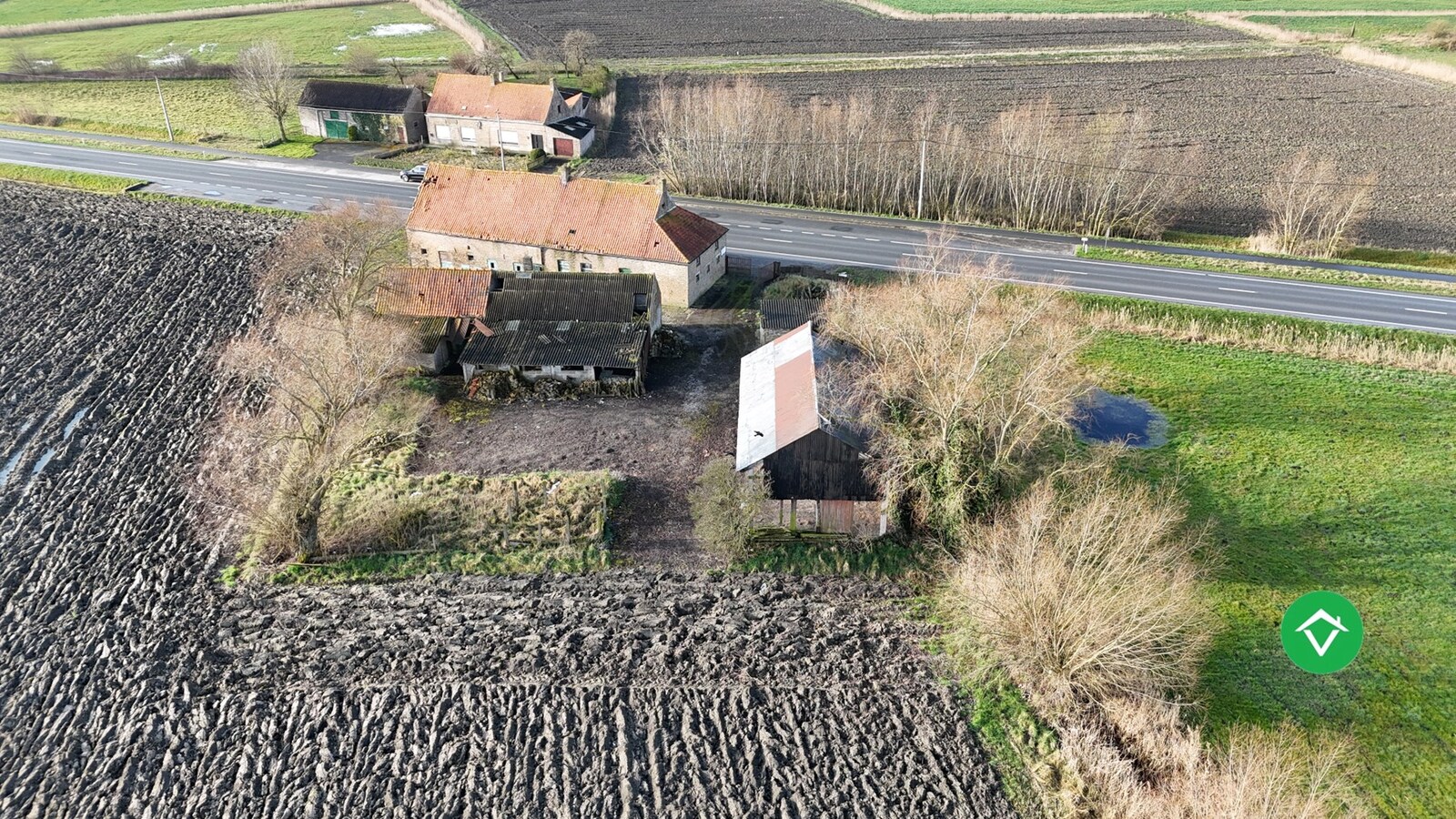 Te herbouwen of te slopen hoeve op ruim perceel in landelijke omgeving 