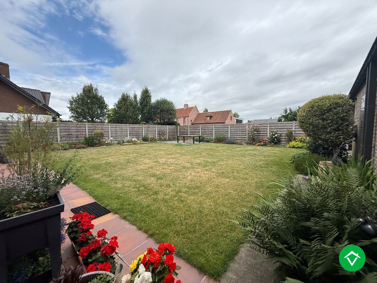 Alleenstaande woning met 5 slaapkamers, tuin en garage/loods te Roeselare 