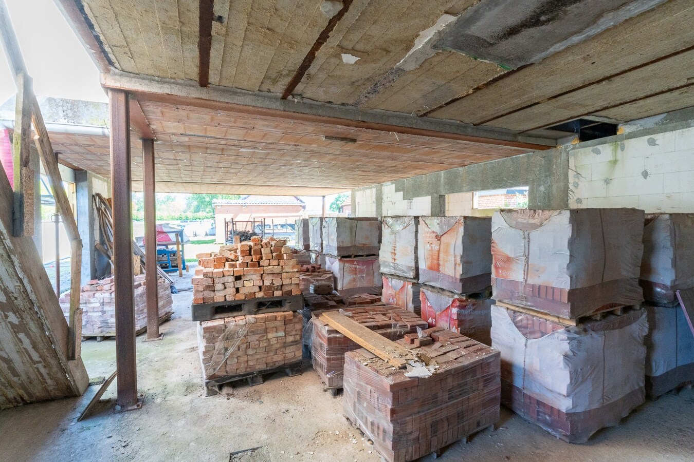 Nouvelle construction à parachever avec atelier, érigée sur 838m² ! SUPER POTENTIEL ! 