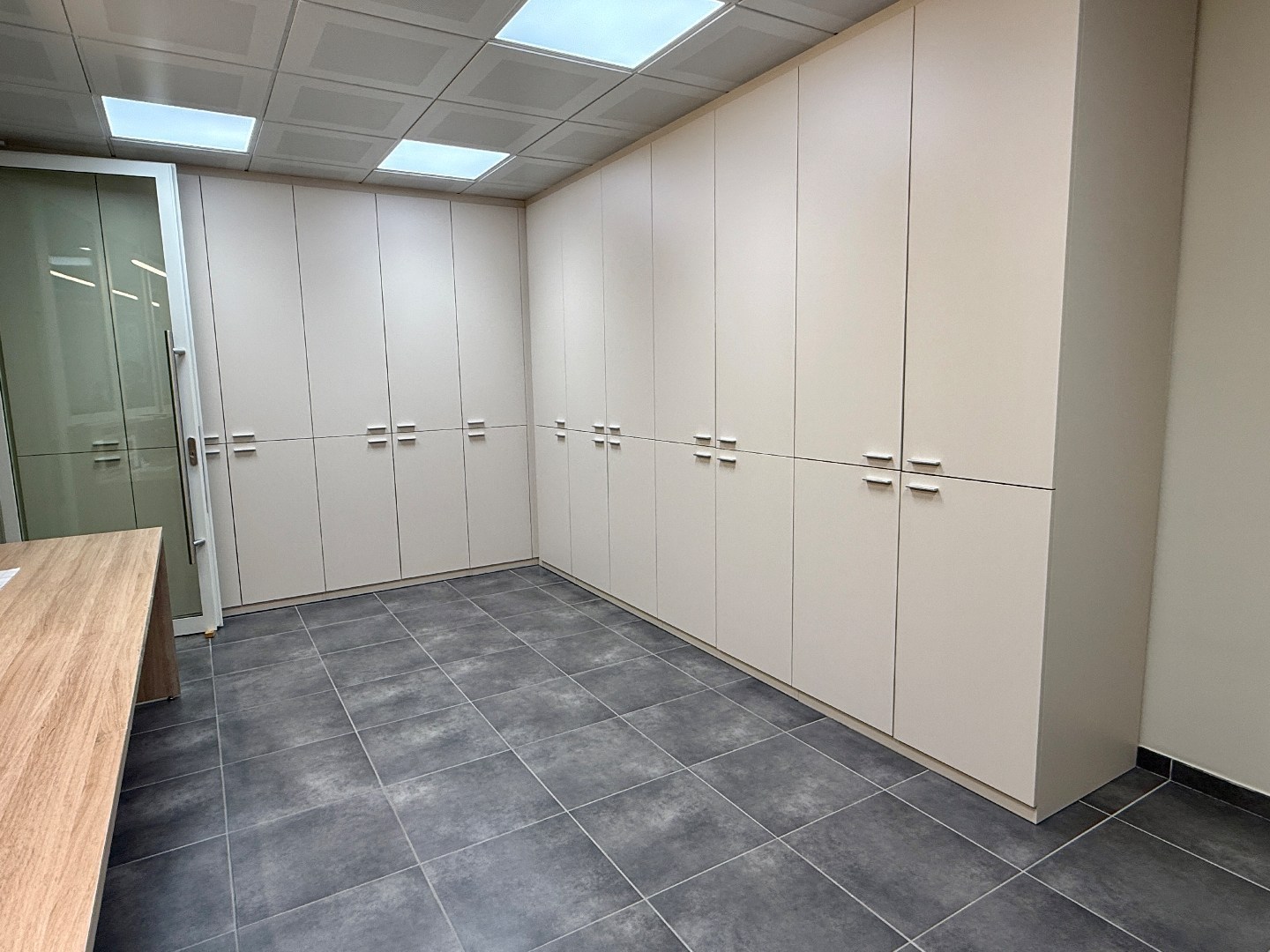 Modern handelpand/kantoor in centrum Oostakker (Gent) 