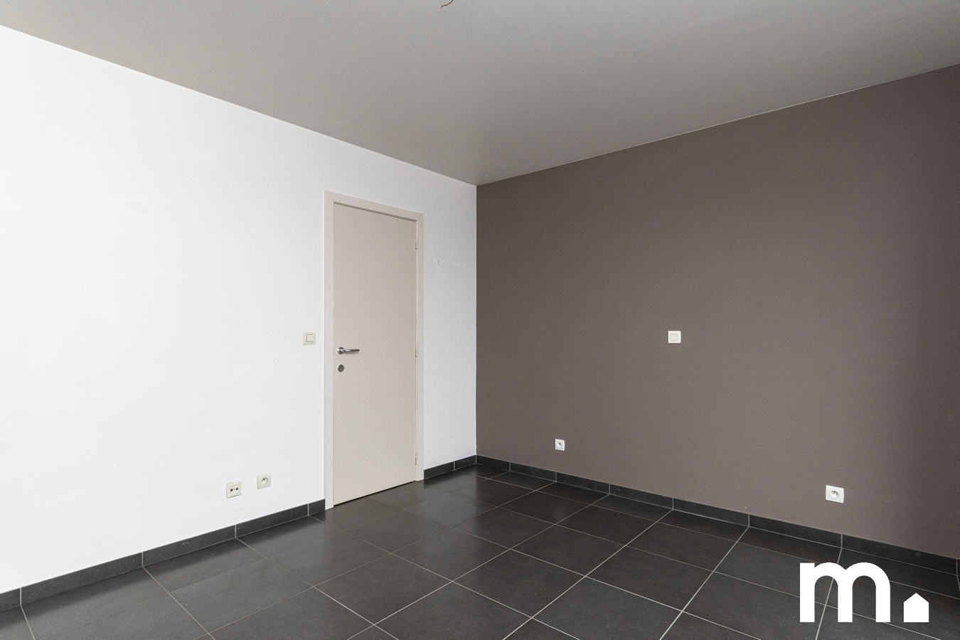 Instapklaar appartement met garage en privé parkeerplaats te koop in Roeselare ! 