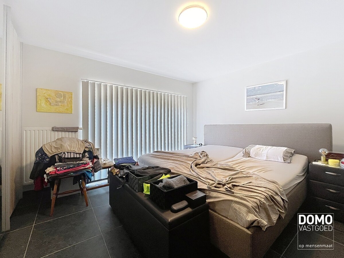 RUIM APPARTEMENT VAN 120 M² MET TERRAS, LIFT, 2 SLAAPKAMERS EN AUTOSTANDPLAATS GELEGEN TE CENTRUM KERMT 