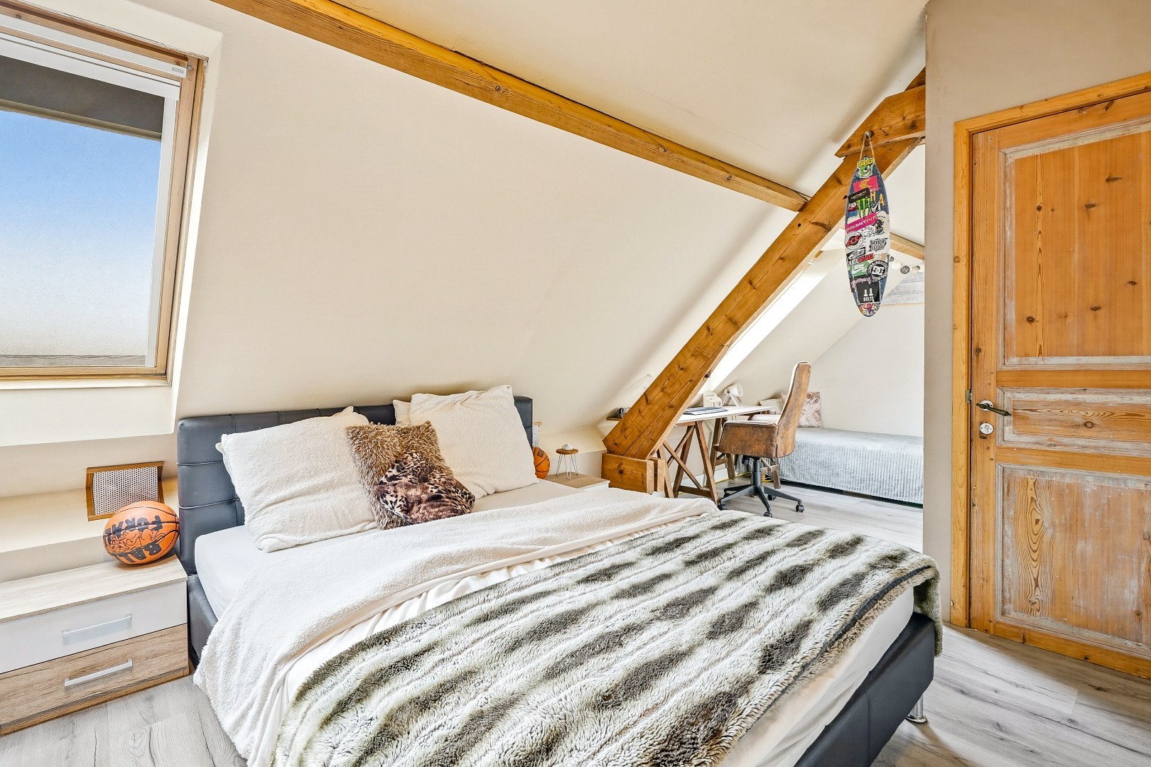 Sfeervol ingerichte woning met 7 slaapkamers, 4 badkamers en ruime garage in Watou. 
