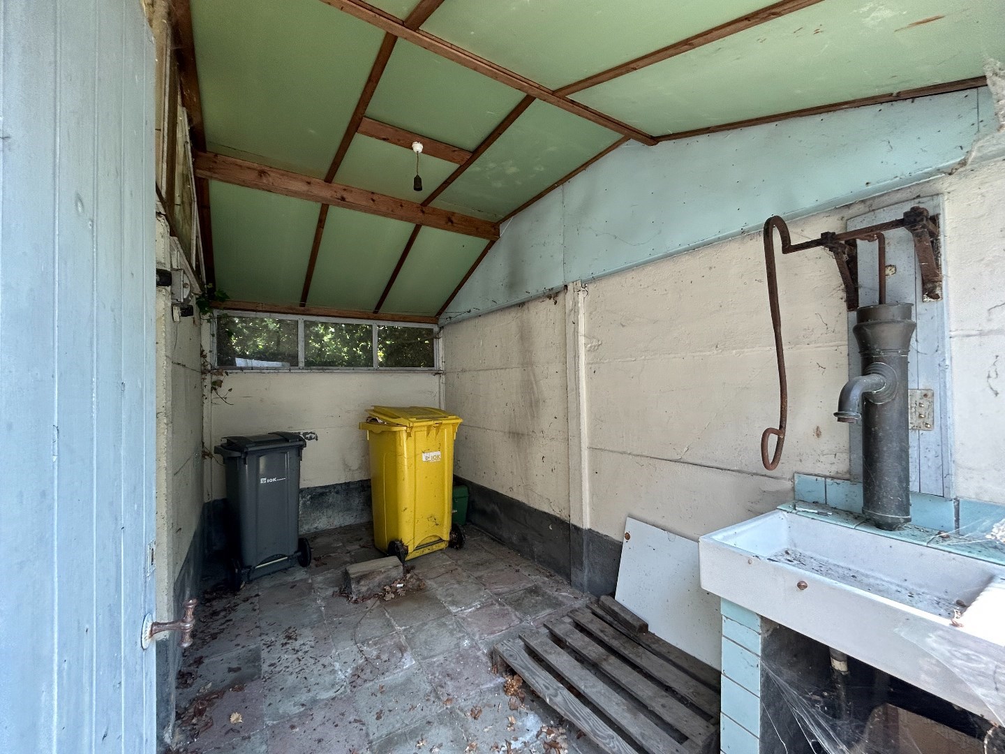 Te renoveren woning met loods/werkplaats in Geel 