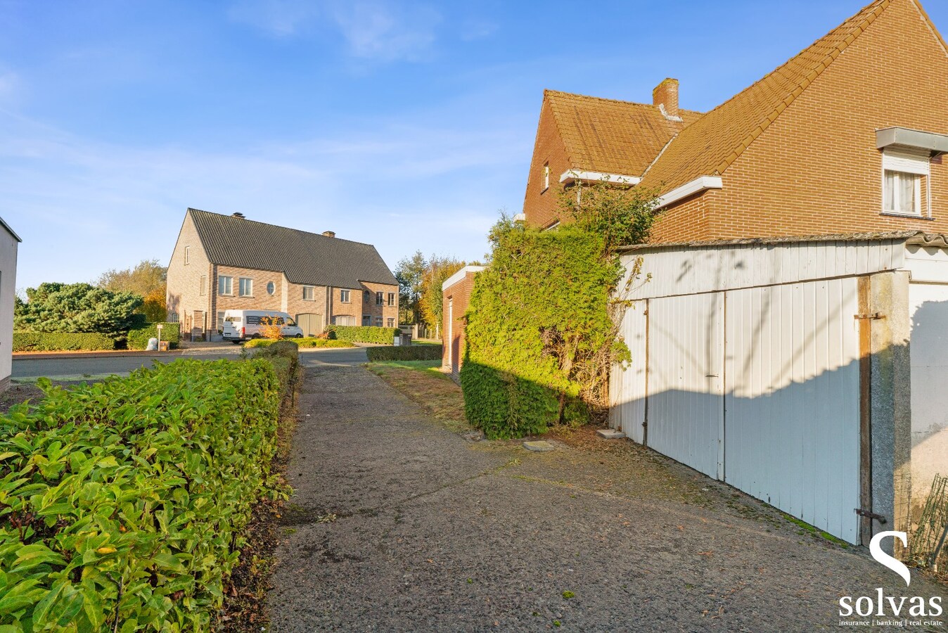 Ruime te renoveren woning met garage, tuin en 4 slaapkamers in Lembeke, bouwjaar 1960, energielabel G 