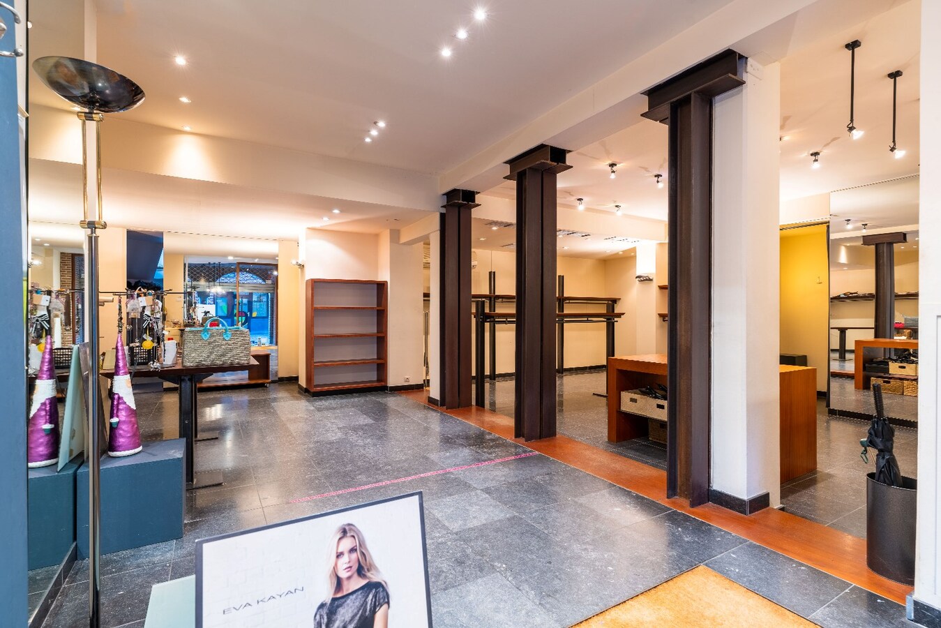 Surface commerciale de +/- 115m2 en plein centre-ville, à 2 pas de la Grand Place et de la Petite Rue ! 