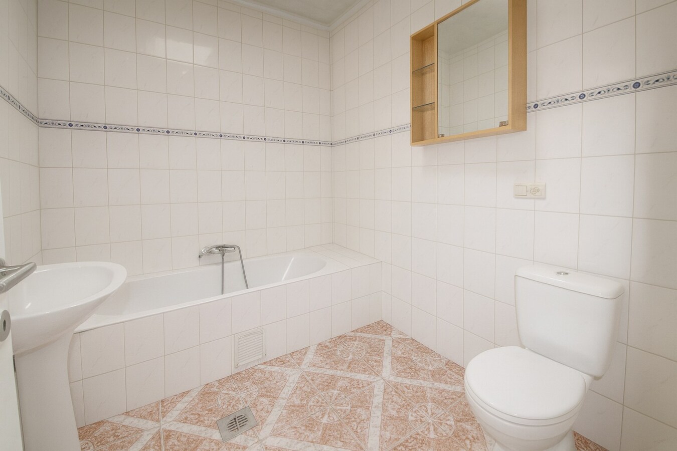 Te koop: Uitzonderlijk ruime stadswoning met 6 slaapkamers, garage en tuin in het hart van Sint-Niklaas! 