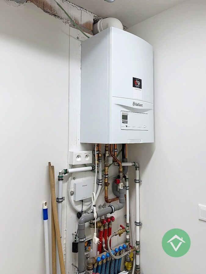 Volledig geschilderd Instapklaar appartement met garage in centrum Koekelare 